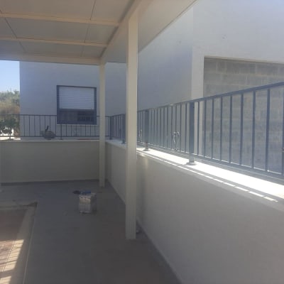 מרפסת עם מעקה מתכת ומקדחה על הקיר