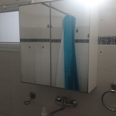 חדר אמבטיה עם מראה וארון קיר