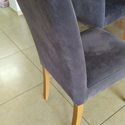 כיסא מרופד בבד אפור עם רגלי עץ