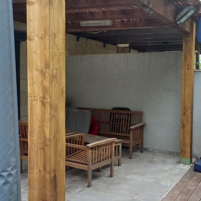 פרגולה מעץ עם עמודים ורצפת דק