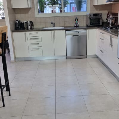 מטבח מאורגן עם מכשירי חשמל על השיש