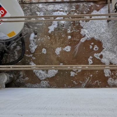 רצפה רטובה עם סבון ומעקה מתכת