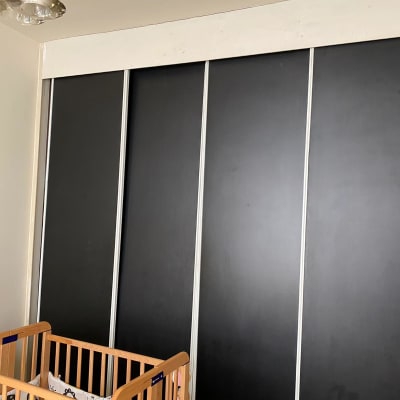 ארון עם דלתות הזזה שחורות ומסגרת עץ