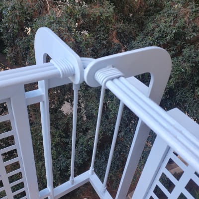 מתקן ייבוש כביסה עם חבלים לבנים