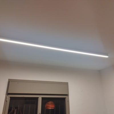 תאורת לד מותקנת על תקרה לבנה
