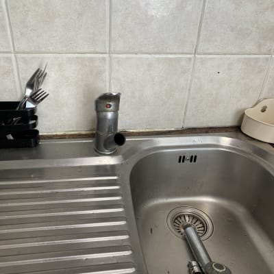 ברז מפורק בכיור מטבח עם חלקים מנותקים