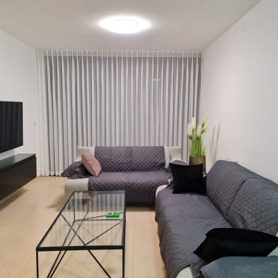 וילון לבן ארוך תלוי על הקיר