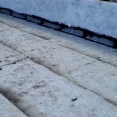 גג אטום עם שכבת איטום כהה לאורך התפרים