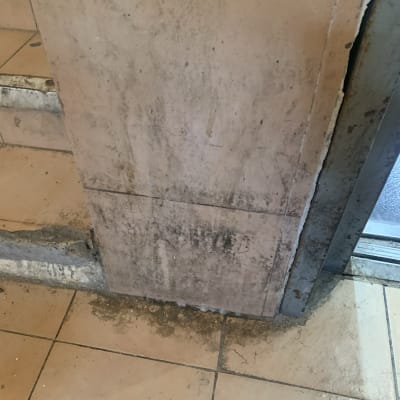 קיר מלוכלך עם כתמים על רצפה