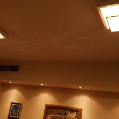 תאורה תקרה מרובעת עם ספוטים נוספים