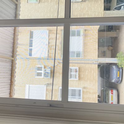 חלון אלומיניום עם מסגרת לבנה