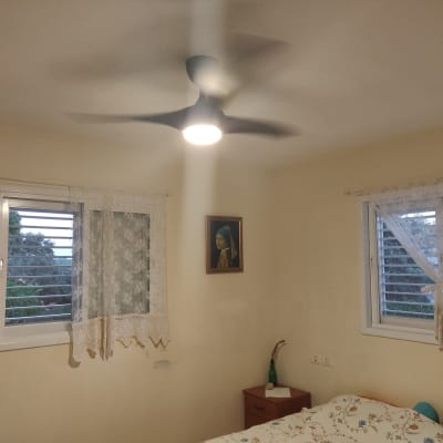 מאוורר תקרה פועל עם תאורה דולקת