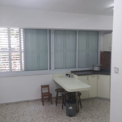 מטבח עם שולחן וכיסאות, חלון גדול עם תריסים