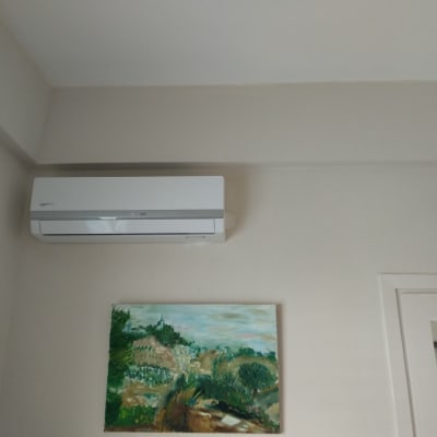 מזגן קיר לבן מותקן על קיר פנימי