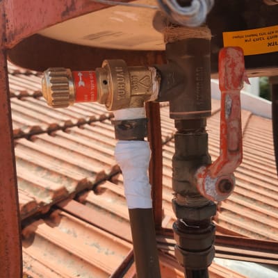 שסתום ומחברים על דוד שמש על גג