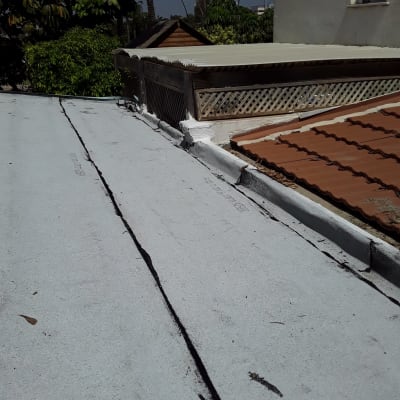 גג אטום עם יריעות ביטומניות ואיטום חיבורים