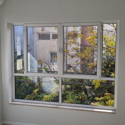 חלונות חדשים מותקנים על קיר צבוע בלבן