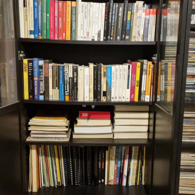 ספרים ומחברות מסודרים בארון מדפים שחור