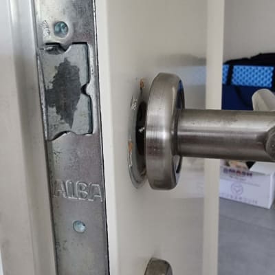 מנעול דלת מתכת עם ידית כסופה