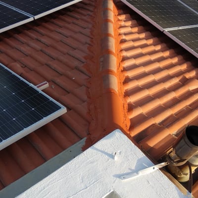 פאנלים סולאריים על גג רעפים אדום