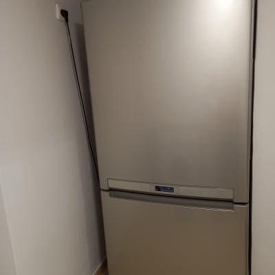 מקרר כסוף עם תצוגה דיגיטלית ודלת תחתונה