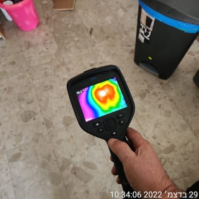 מד חום תרמי מציג אזור חם על הרצפה