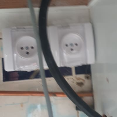 שני שקעים חשמליים עם כבלים חשמליים מחוברים