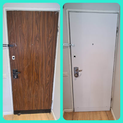 דלת עץ לפני ואחרי ציפוי בצבע לבן