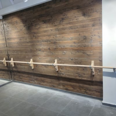 קיר עץ עם מעקה עץ מותקן