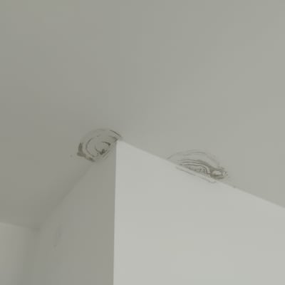 סימני רטיבות בתקרה לקראת שיפוץ