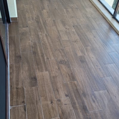 רצפת עץ נקייה ומבריקה במרפסת