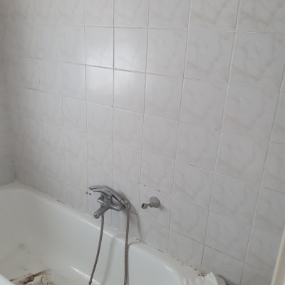 אמבטיה עם לכלוך, ברז ומקלחת יד