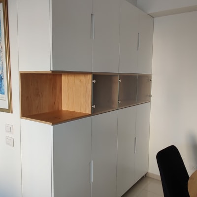 ארון לבן עם מדף עץ פתוח ודלתות זכוכית