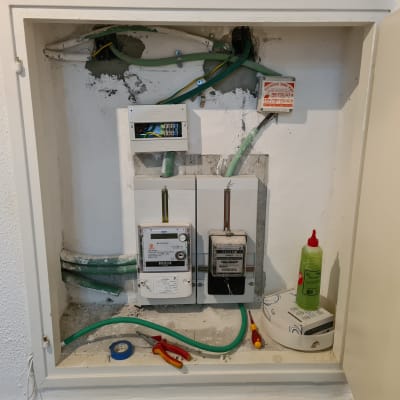 ארון חשמל עם חוטים, מונה וכלי עבודה