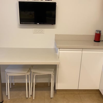 שולחן וכיור משיש במטבח מודרני