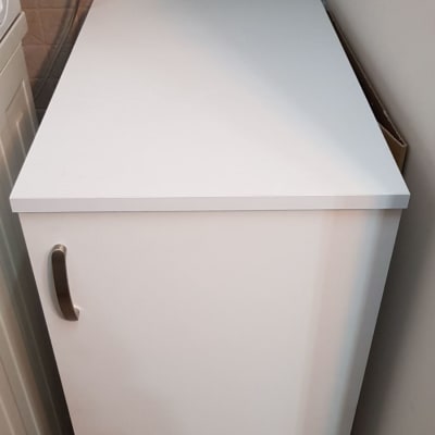 ארון עץ לבן עם ידית מתכת