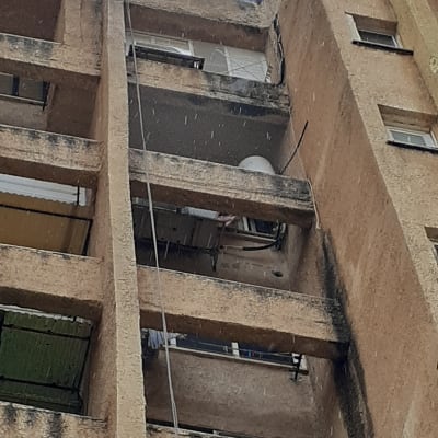 רשת מונעת כניסת יונים במרפסת בניין