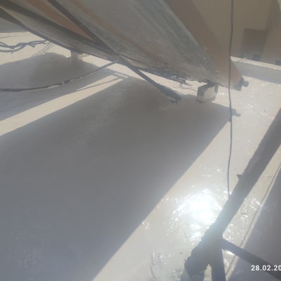 גג אטום בחומר לבן עם קרני שמש