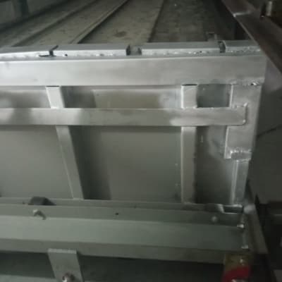 מסגרת מתכתית עם חיבורים וריתוכים