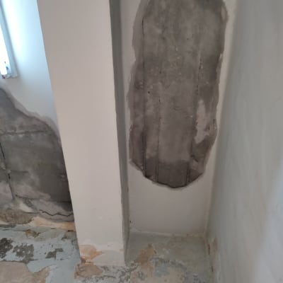 קיר עם טיח מתקלף ותיקון בטון חשוף