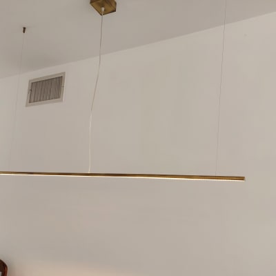 מנורת תלייה דקה עם חוטים מהתקרה