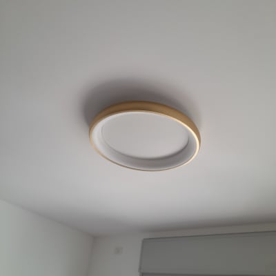 מנורת תקרה עגולה מותקנת על תקרה לבנה