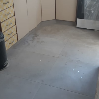 מטבח עם אריחים חדשים, דלי וכלי עבודה