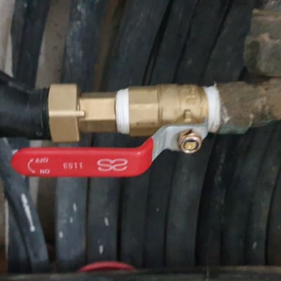 שסתום פליז עם ידית אדומה לצנרת מים