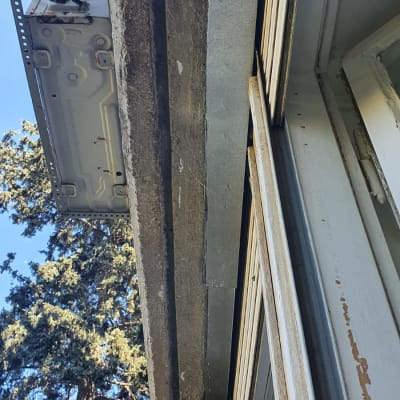 יחידת מזגן מותקנת על קיר חיצוני ליד חלון