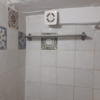 מאוורר חשמלי מותקן על קיר בחדר אמבטיה