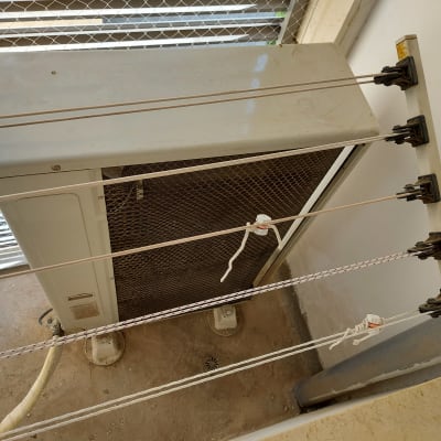 רשת מתכת על מזגן למניעת כניסת יונים