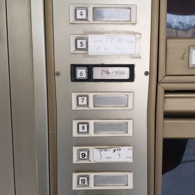 פאנל אינטרקום עם לחצנים ממוספרים ומקלדת מספרים