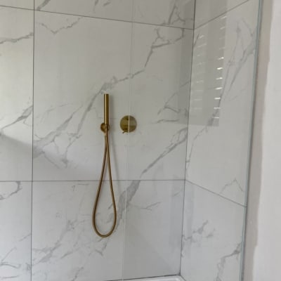 דלת זכוכית למקלחת עם ידית זהב