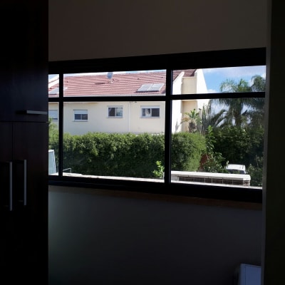 חלון אלומיניום עם נוף חיצוני